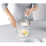 JOSEPH JOSEPH Shake-It Self-Tapping Sieve Small - White